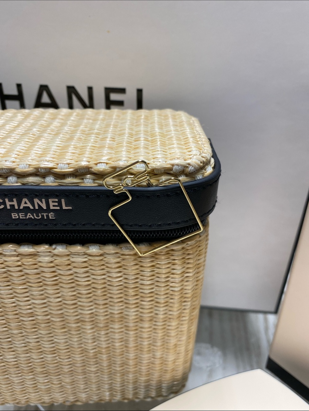 Chanel Limited Edition Les Beiges Essentials  Summer Pouch - Picture 5 of 16